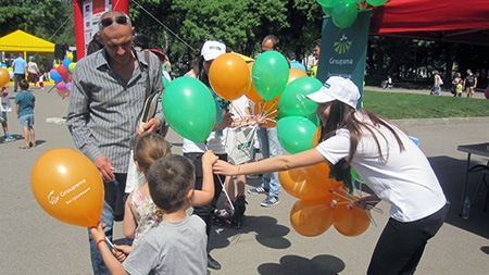 Групама България се забавлява с деца и родители в София на празник по пътна безопасност